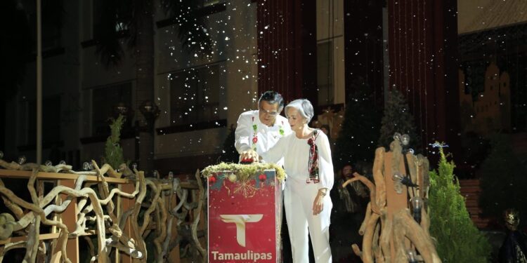 Encabezan Américo y María desfile navideño y el tradicional encendido del pino