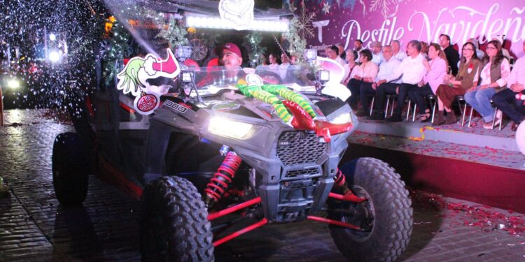 Encabezan Américo y María desfile navideño y el tradicional encendido del pino