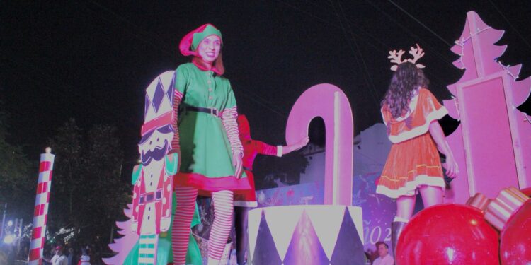 Encabezan Américo y María desfile navideño y el tradicional encendido del pino