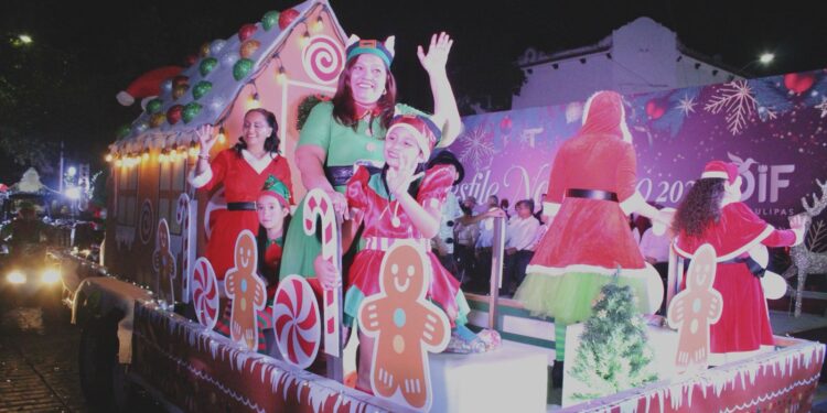 Encabezan Américo y María desfile navideño y el tradicional encendido del pino