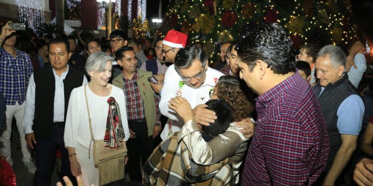 Encabezan Américo y María desfile navideño y el tradicional encendido del pino