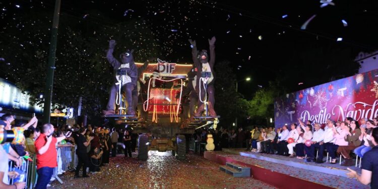 Encabezan Américo y María desfile navideño y el tradicional encendido del pino