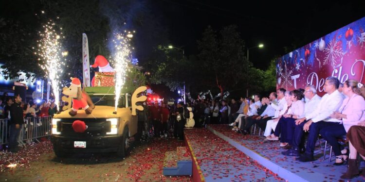 Encabezan Américo y María desfile navideño y el tradicional encendido del pino