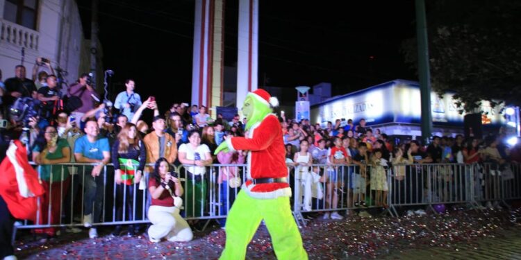 Encabezan Américo y María desfile navideño y el tradicional encendido del pino