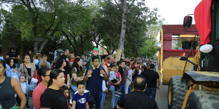 Encabezan Américo y María desfile navideño y el tradicional encendido del pino