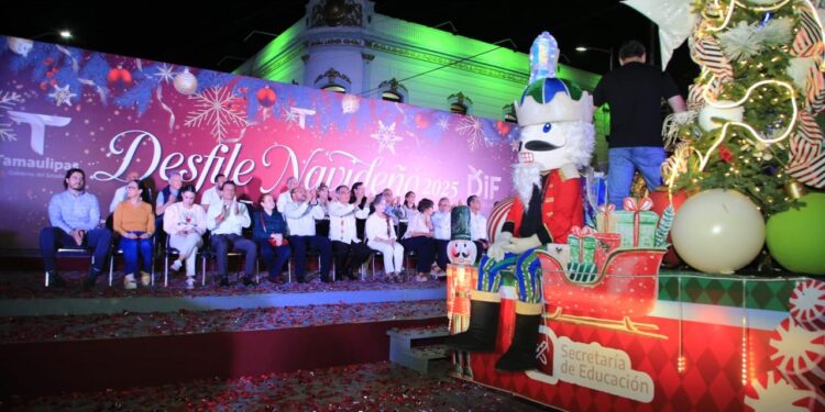 Encabezan Américo y María desfile navideño y el tradicional encendido del pino