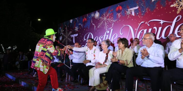 Encabezan Américo y María desfile navideño y el tradicional encendido del pino