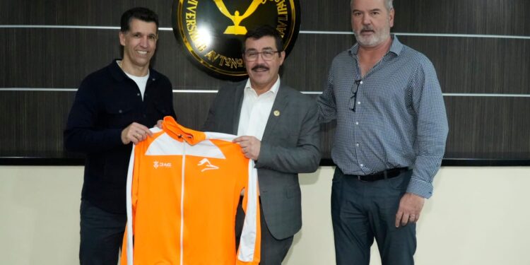 Da rector bienvenida al nuevo DT del Correcaminos UAT