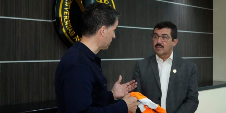 Da rector bienvenida al nuevo DT del Correcaminos UAT