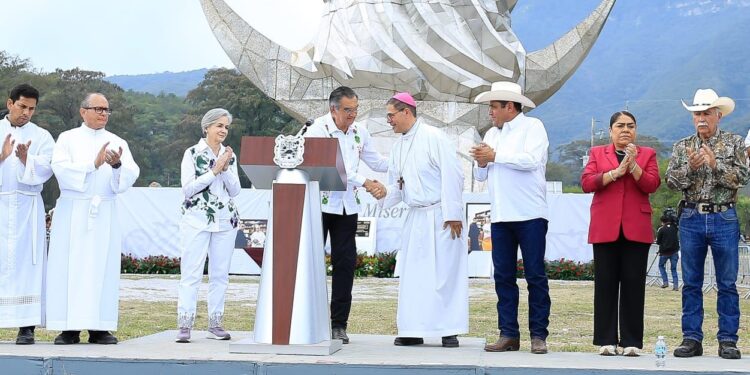 Entregan Américo y María escultura monumental de la Virgen de la Misericordia en El Chorrito