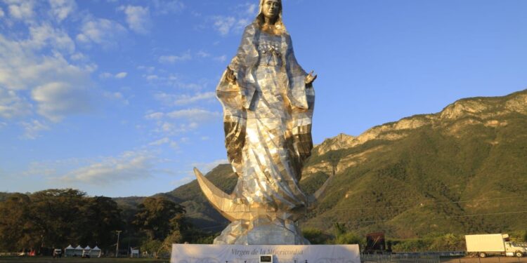 Entregan Américo y María escultura monumental de la Virgen de la Misericordia en El Chorrito