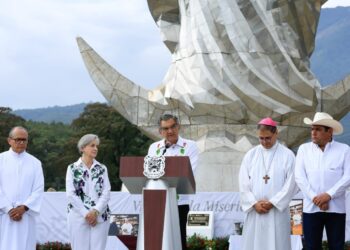 Entregan Américo y María escultura monumental de la Virgen de la Misericordia en El Chorrito