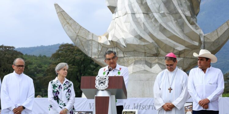 Entregan Américo y María escultura monumental de la Virgen de la Misericordia en El Chorrito