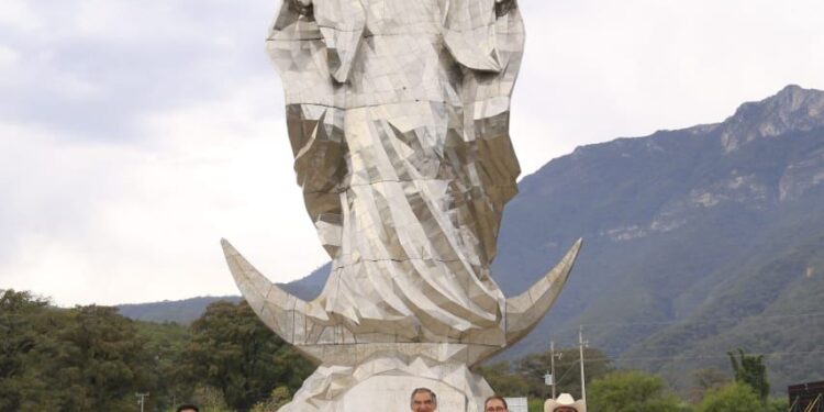 Entregan Américo y María escultura monumental de la Virgen de la Misericordia en El Chorrito