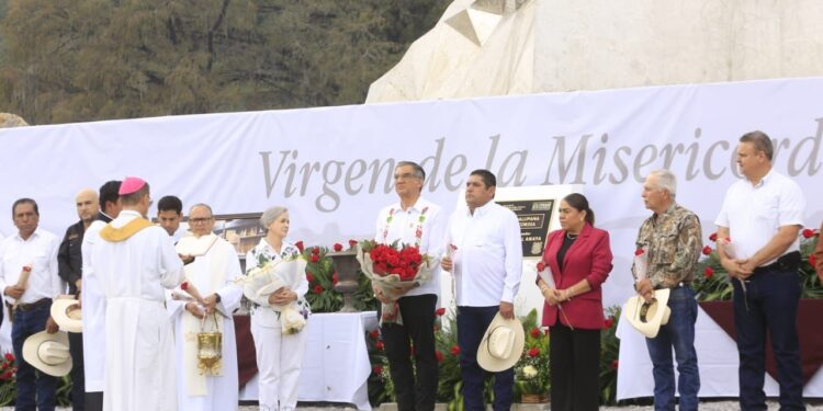 Entregan Américo y María escultura monumental de la Virgen de la Misericordia en El Chorrito
