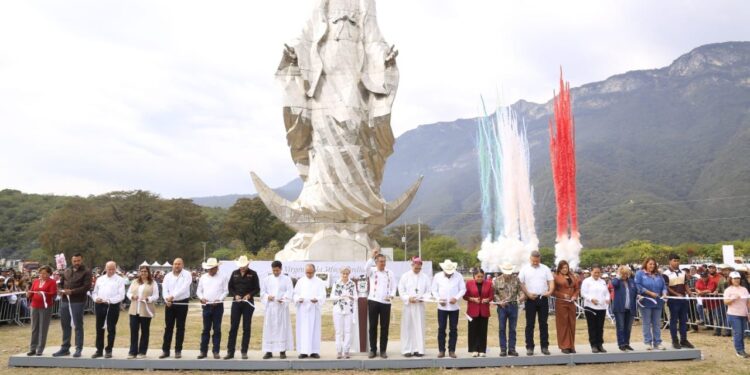 Entregan Américo y María escultura monumental de la Virgen de la Misericordia en El Chorrito