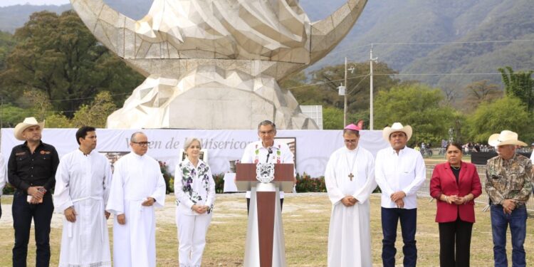 Entregan Américo y María escultura monumental de la Virgen de la Misericordia en El Chorrito