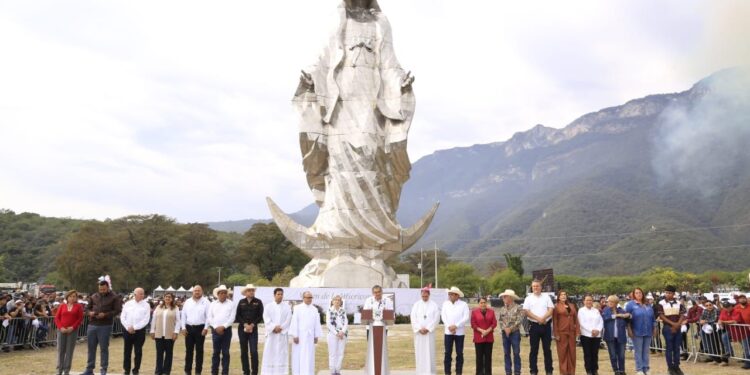 Entregan Américo y María escultura monumental de la Virgen de la Misericordia en El Chorrito
