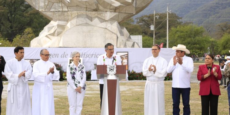 Entregan Américo y María escultura monumental de la Virgen de la Misericordia en El Chorrito