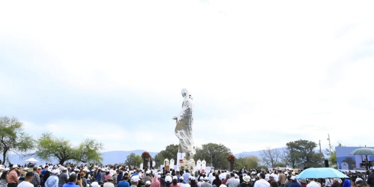 Entregan Américo y María escultura monumental de la Virgen de la Misericordia en El Chorrito