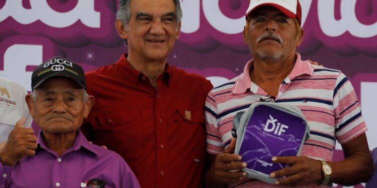 Apapachan Américo y María a las familias de Higuerillas con la Brigada Navideña Transformando Familias