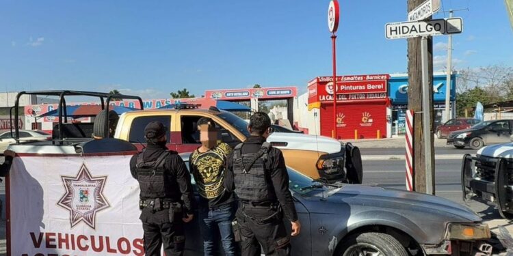 Guardia Estatal asegura a ciudadano y vehículo con indicios de narcomenudeo