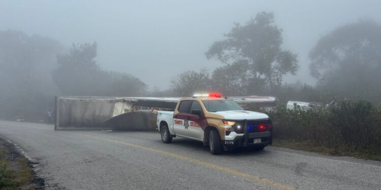 Tránsito Estatal atiende volcadura de tractocamión en la carretera Ocampo–Tula