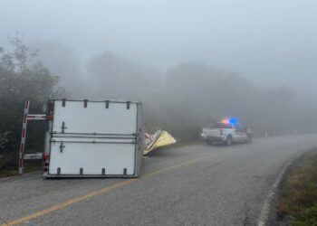 Tránsito Estatal atiende volcadura de tractocamión en la carretera Ocampo–Tula
