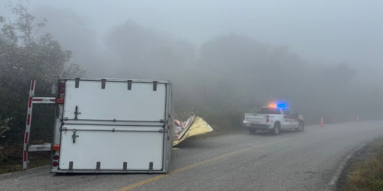 Tránsito Estatal atiende volcadura de tractocamión en la carretera Ocampo–Tula