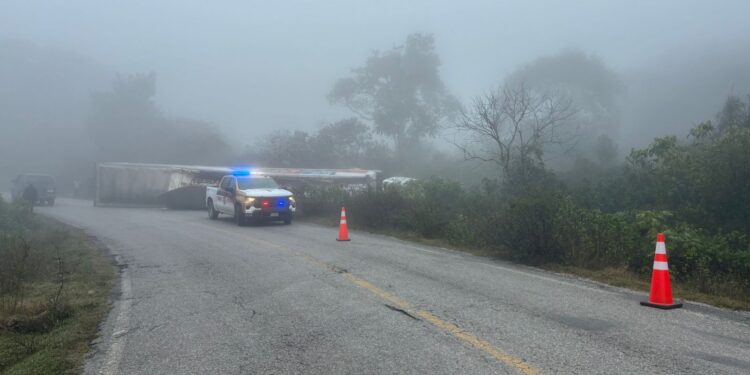 Tránsito Estatal atiende volcadura de tractocamión en la carretera Ocampo–Tula