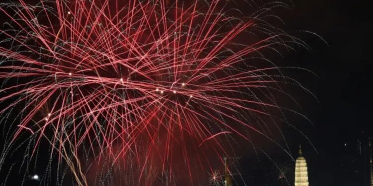 Asia recibe el Año Nuevo con luces, drones y celebraciones masivas