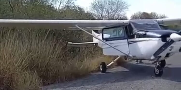 Aterrizaje de emergencia en Villagrán: Piloto logra maniobra maestra en la carretera a Garza Valdez