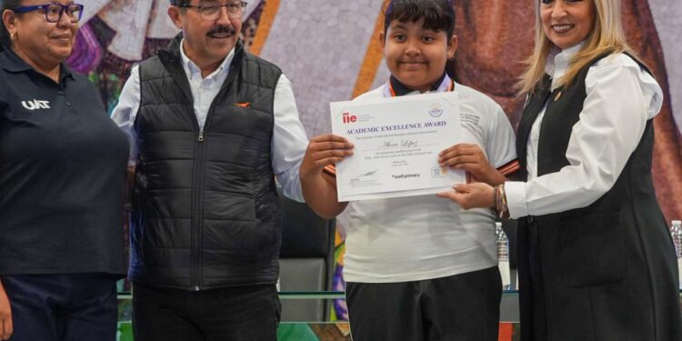 Entrega la UAT reconocimientos a estudiantes del CeINA