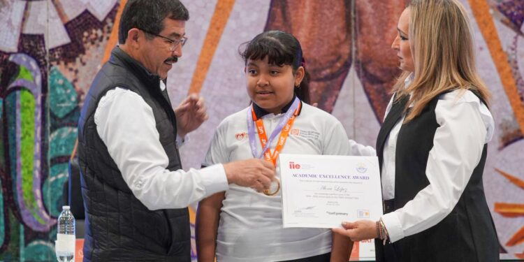 Entrega la UAT reconocimientos a estudiantes del CeINA