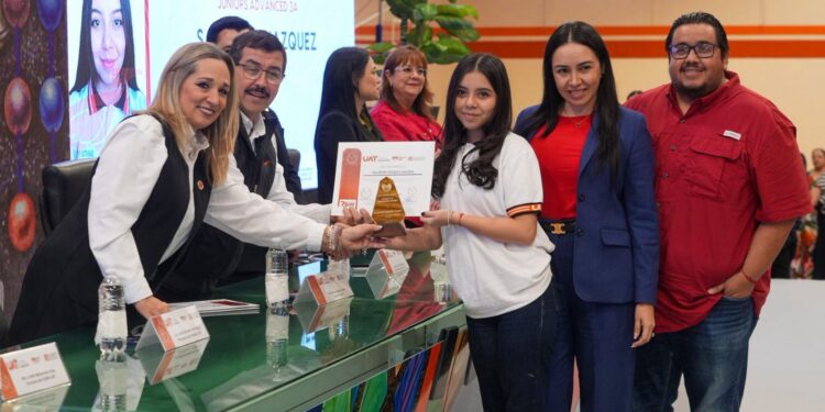 Entrega la UAT reconocimientos a estudiantes del CeINA