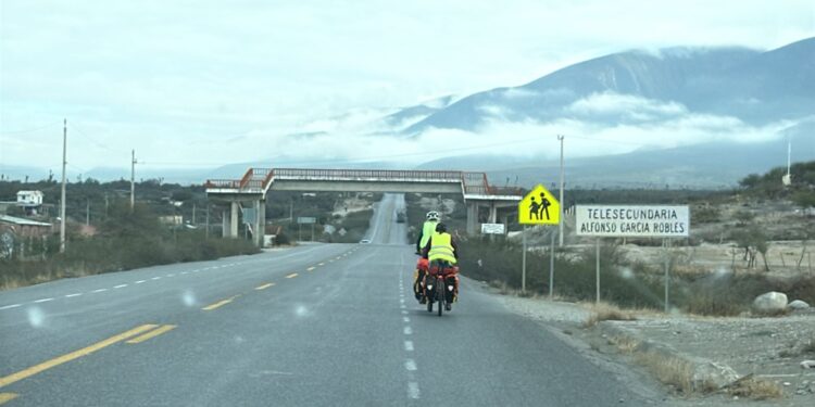 De Holanda a las montañas de Tamaulipas: Guardia Estatal auxilia a ciclistas extranjeros en la Carretera 101
