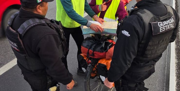 De Holanda a las montañas de Tamaulipas: Guardia Estatal auxilia a ciclistas extranjeros en la Carretera 101