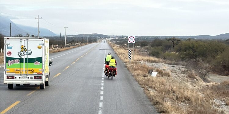 De Holanda a las montañas de Tamaulipas: Guardia Estatal auxilia a ciclistas extranjeros en la Carretera 101