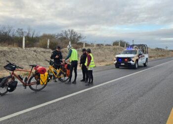 De Holanda a las montañas de Tamaulipas: Guardia Estatal auxilia a ciclistas extranjeros en la Carretera 101