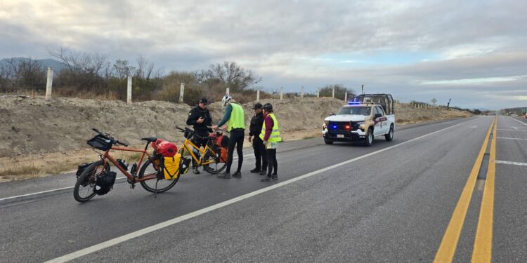 De Holanda a las montañas de Tamaulipas: Guardia Estatal auxilia a ciclistas extranjeros en la Carretera 101