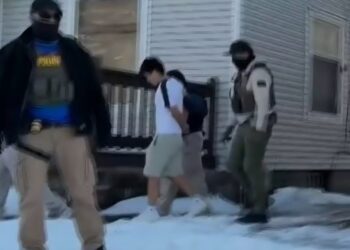 ICE autoriza ingresos por la fuerza a viviendas sin orden judicial: un giro histórico en EE. UU. 