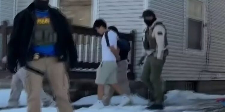 ICE autoriza ingresos por la fuerza a viviendas sin orden judicial: un giro histórico en EE. UU. 