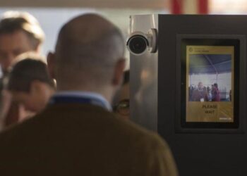 Adiós a las excepciones: El control facial biométrico ya es obligatorio para entrar y salir de EE. UU.