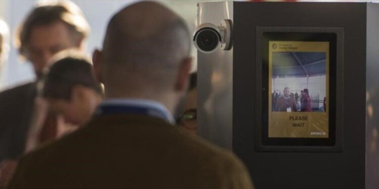 Adiós a las excepciones: El control facial biométrico ya es obligatorio para entrar y salir de EE. UU.