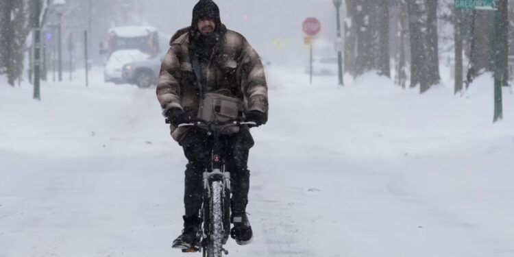 Infierno blanco en EE. UU.: Tormenta polar deja al menos 30 muertos y miles a oscuras