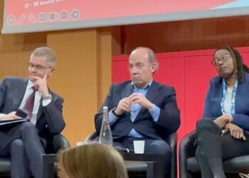 ​»¡Asesino, lárgate!»: Estudiantes mexicanos increpan a Felipe Calderón en París