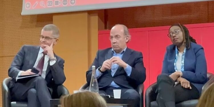 ​»¡Asesino, lárgate!»: Estudiantes mexicanos increpan a Felipe Calderón en París