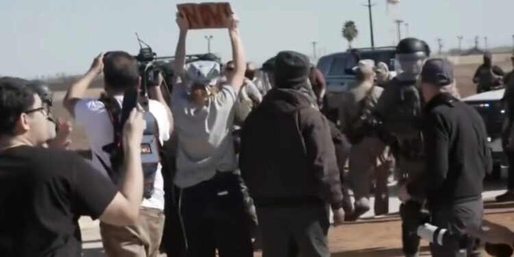 Gas lacrimógeno y periodistas heridos: El caos en Dilley