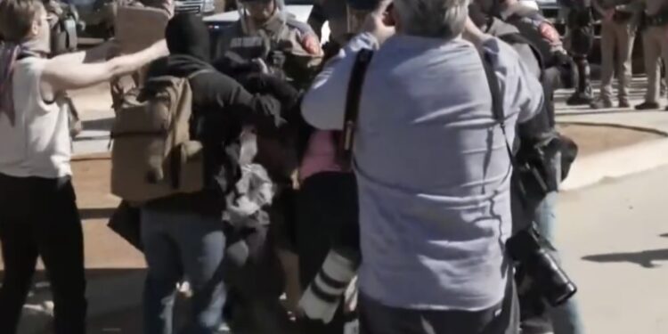 Gas lacrimógeno y periodistas heridos: El caos en Dilley