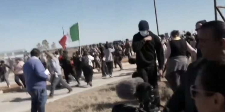 Gas lacrimógeno y periodistas heridos: El caos en Dilley